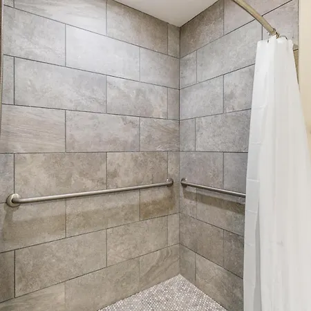 The Big Easy's Finest: 4-br Luxury In Nola Apartment *