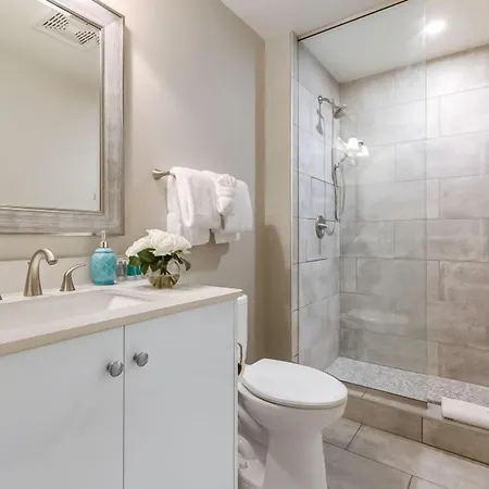 Pet-friendly Vibrant Near French Quarter Apartment New Orleans