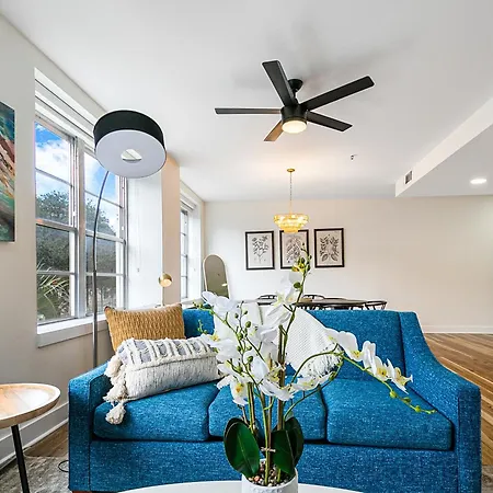 Downtown Delight 4br 2bath Luxury Apartment
