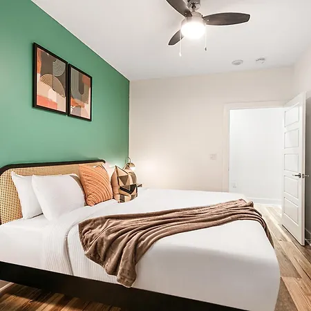 Downtown Delight 4br 2bath Luxury Apartment *