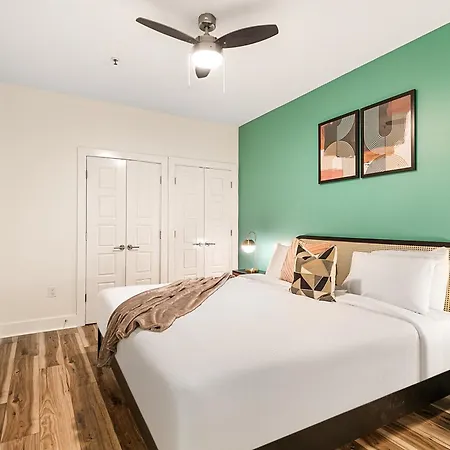 Downtown Delight 4br 2bath Luxury Apartment
