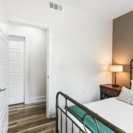 Downtown Delight 4br 2bath Luxury Apartment *