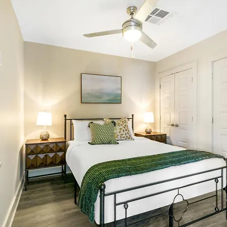 Steps To French Quarter Rooftop & Gym Sleeps 12 Apartment