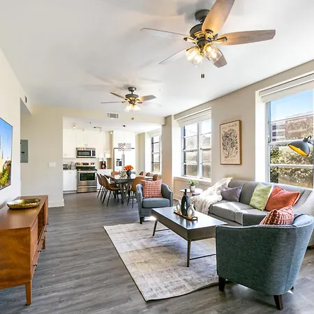 Apartment Steps To French Quarter Rooftop & Gym Sleeps 12 *