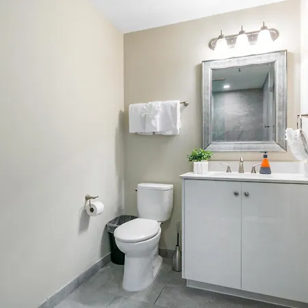 Steps To French Quarter Rooftop & Gym Sleeps 12