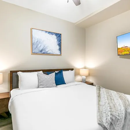 Steps To French Quarter Rooftop & Gym Sleeps 12 Apartment *