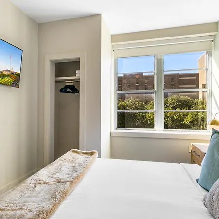 Apartment Steps To French Quarter Rooftop & Gym Sleeps 12 New Orleans