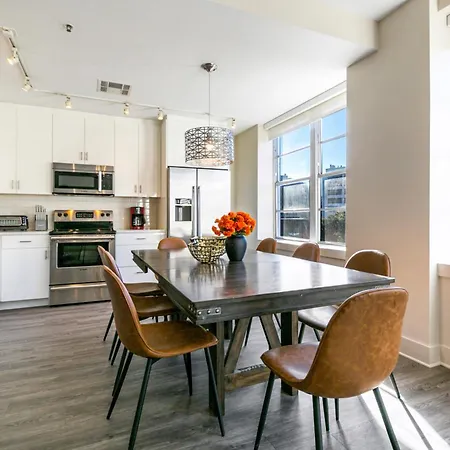 Steps To French Quarter Rooftop & Gym Sleeps 12 Apartment