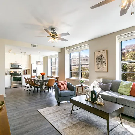 Steps To French Quarter Rooftop & Gym Sleeps 12 *
