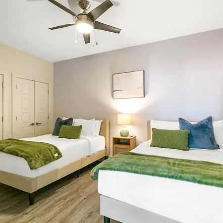 Steps To French Quarter Rooftop & Gym Sleeps 12