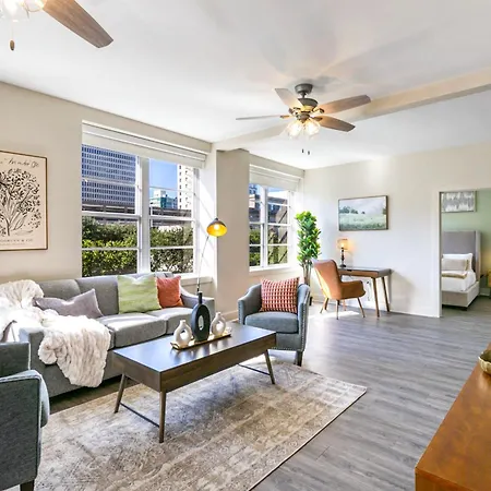 Steps To French Quarter Rooftop & Gym Sleeps 12 Apartment *