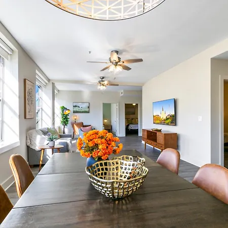Apartment Steps To French Quarter Rooftop & Gym Sleeps 12 New Orleans