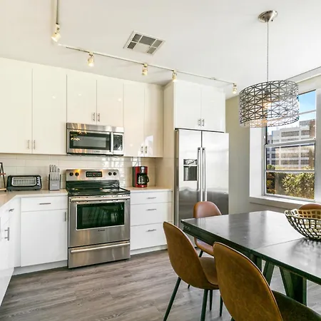 Steps To French Quarter Rooftop & Gym Sleeps 12 Apartment New Orleans