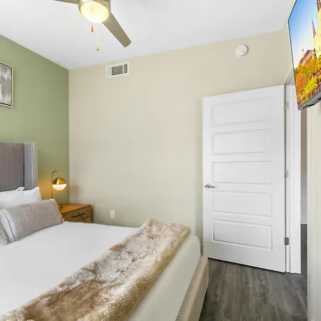 Steps To French Quarter Rooftop & Gym Sleeps 12