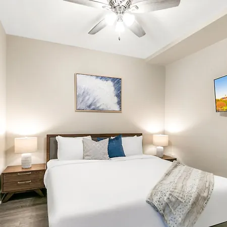 Apartment Steps To French Quarter Rooftop & Gym Sleeps 12 *