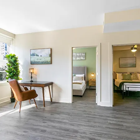 Steps To French Quarter Rooftop & Gym Sleeps 12 Apartment *