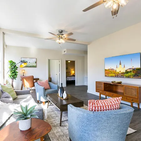 Steps To French Quarter Rooftop & Gym Sleeps 12 Apartment New Orleans