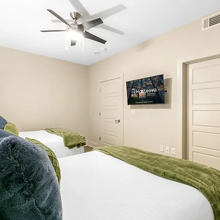 Steps To French Quarter Rooftop & Gym Sleeps 12 Apartment