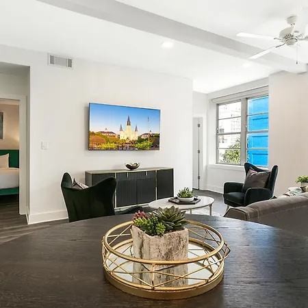 Spacious Luxury 4br Moments From French Quarter Apartment *