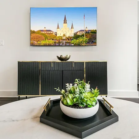 Spacious Luxury 4br Moments From French Quarter Apartment *