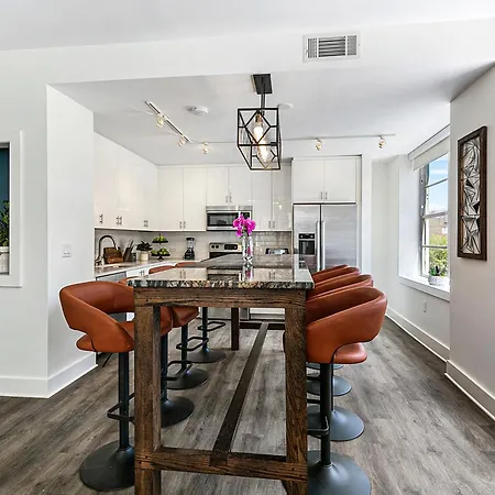 Chic 4br In California Building Apartment