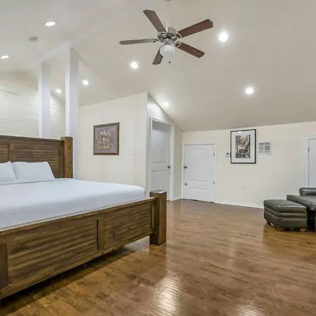 Carondelet Street Spacious Close To French Quarter Apartment New Orleans