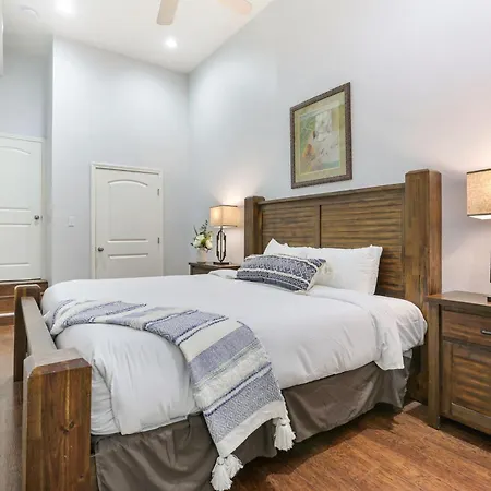Carondelet Street Spacious Close To French Quarter * New Orleans