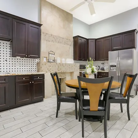Carondelet Street Spacious Close To French Quarter Apartment *