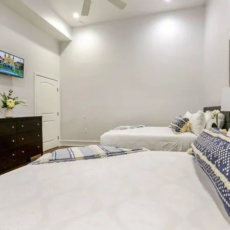 Carondelet Street Spacious Close To French Quarter Apartment