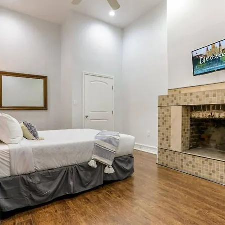Carondelet Street Spacious Close To French Quarter *
