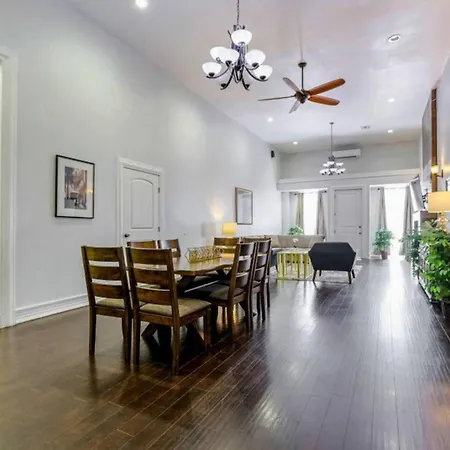 Carondelet Street Spacious Close To French Quarter Apartment
