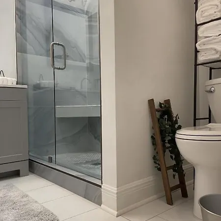 3 Nights Minimum, Parade Route, Entire Home, Magazine St Apartment *