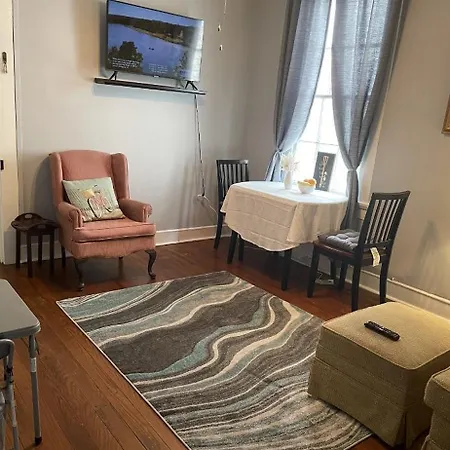 3 Nights Minimum, Parade Route, Entire Home, Magazine St Apartment New Orleans