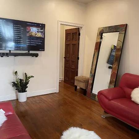 3 Nights Minimum, Parade Route, Entire Home, Magazine St Apartment