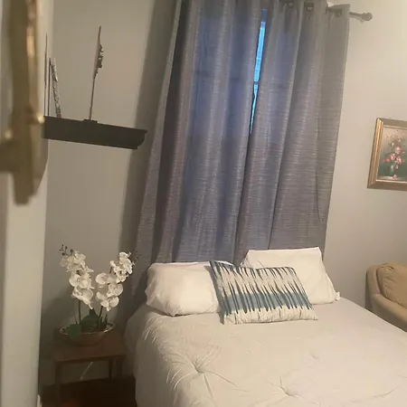 3 Nights Minimum, Parade Route, Entire Home, Magazine St Apartment *