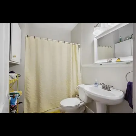 3 Nights Minimum, Parade Route, Entire Home, Magazine St Apartment New Orleans