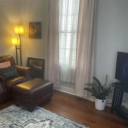 Apartment 3 Nights Minimum, Parade Route, Entire Home, Magazine St New Orleans
