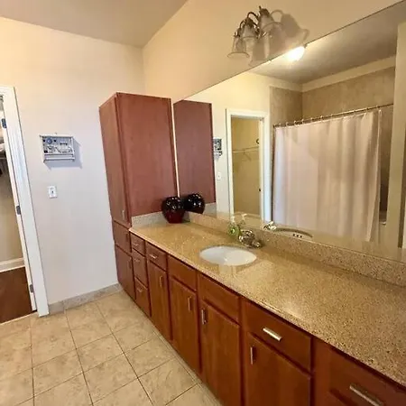 Apartment Spacious 1br Near French Quarter With Pool & Gym *
