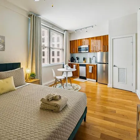 Delightful Downtown Modern Apartment