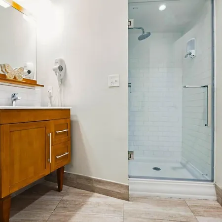 Delightful Downtown Modern *
