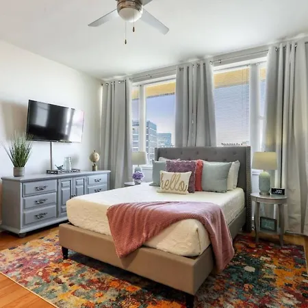 Delightful Downtown Modern Apartment *