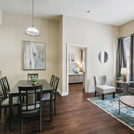 Delightful Downtown Modern Apartment *