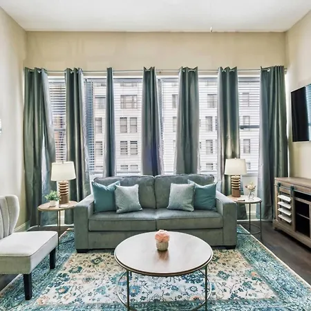 Delightful Downtown Modern Apartment