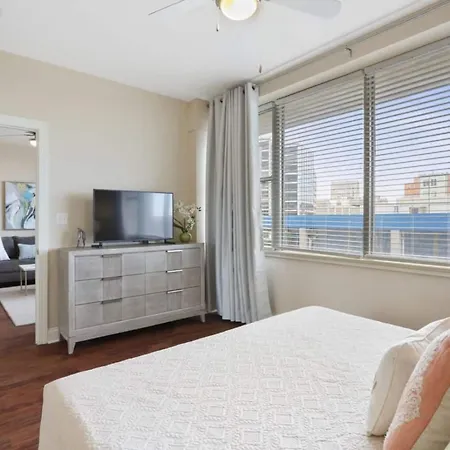 Delightful Downtown Modern Apartment *