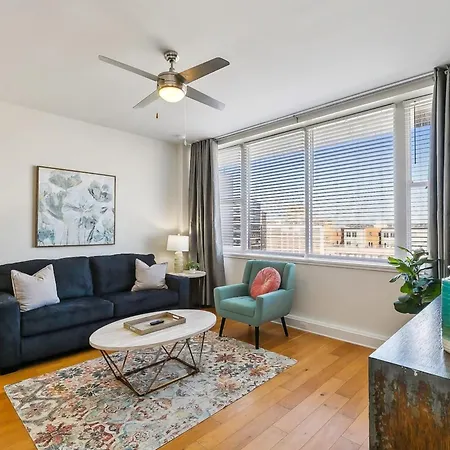 Delightful Downtown Modern *