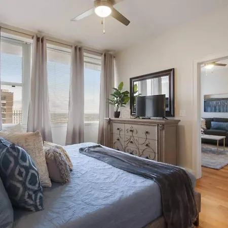 Delightful Downtown Modern Apartment *