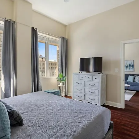 Delightful Downtown Modern Apartment *