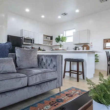 Apartment Luxury 6 Bedroom Oasis