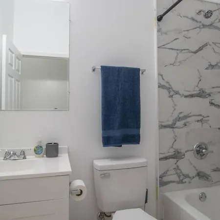 Luxury 6 Bedroom Oasis Apartment *