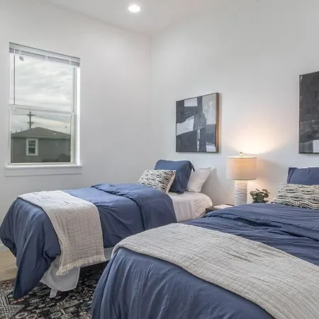 Apartment Luxury 6 Bedroom Oasis